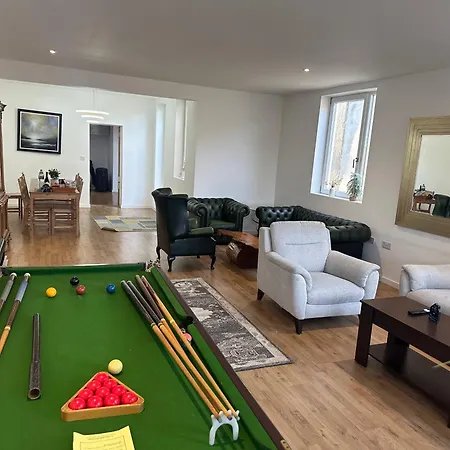 North A Spacious 7 Bedroom House Accommodating Up To 18 People Complete With Own Gym And Table Tennis Prázdninový dům