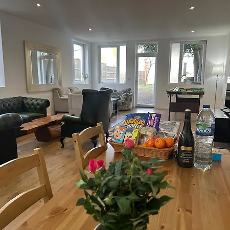 Holiday home North Spacious: 7-bedroom Group Retreat With Gym London