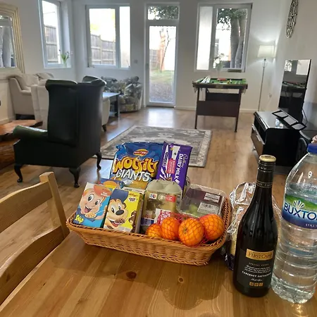 North Spacious: 7-bedroom Group Retreat With Gym Holiday home