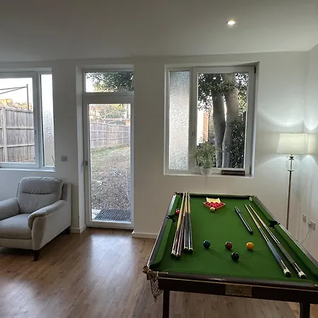 North Spacious: 7-bedroom Group Retreat With Gym *