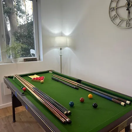 North A Spacious 7 Bedroom House Accommodating Up To 18 People Complete With Own Gym And Table Tennis * Londýn
