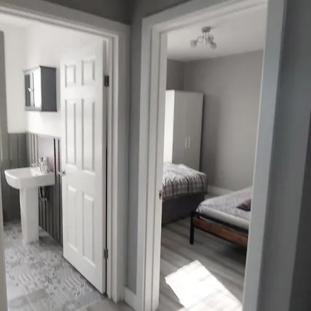 Chandos - 4 Bedroom House - 20 Mins To Centre *