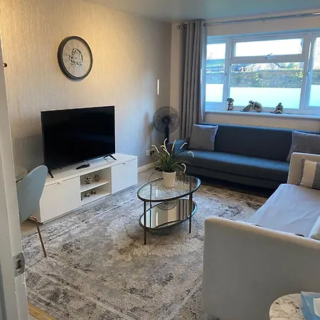 One Bedroom Flat In Chiswick W4 *