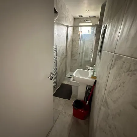 Luxury Ensuite In Crayford Dartford Bexley London With Full Kitchen And Side Garden Alleyway Entrance Pensión