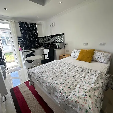 Luxury Ensuite In Crayford Dartford Bexley London With Full Kitchen And Side Garden Alleyway Entrance Erith