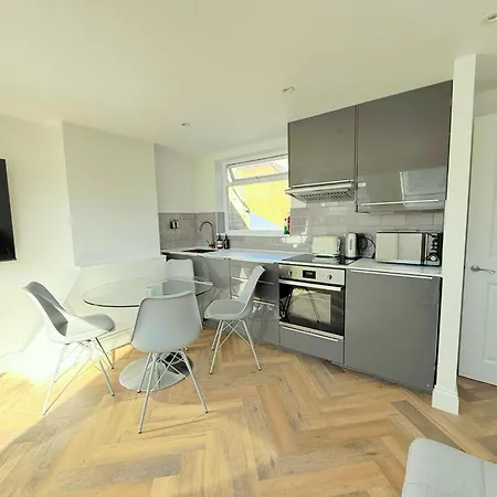 Central, Modern, Westfield, Close To Tube Station