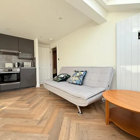 Central, Modern, Westfield, Close To Tube Station Apartment *