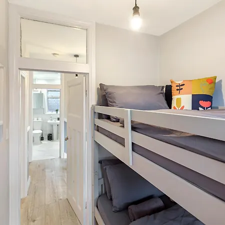 Finsbury Park Hideout Sleeps 10 Holiday home London