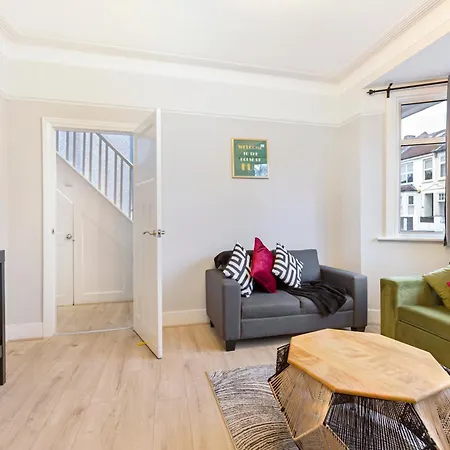 Finsbury Park Hideout Sleeps 10 Holiday home London