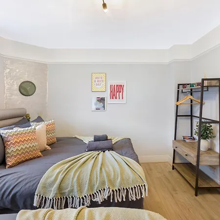 Finsbury Park Hideout Sleeps 10 Holiday home London