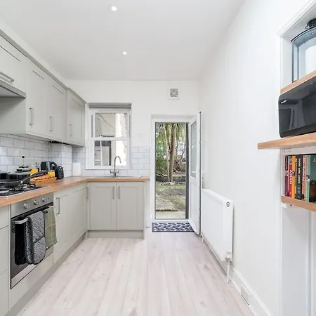 Apartment Spacious 2bed Flat Free Parking And Garden