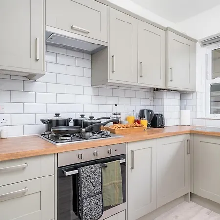 Spacious 2bed Flat Free Parking And Garden Apartment