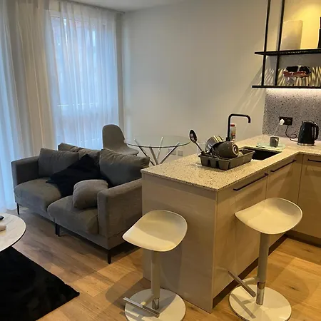 Beautiful One Bedroom Apartment *