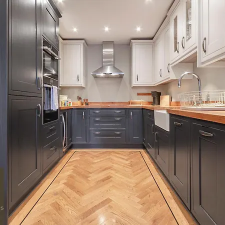 Luxury Victorian 2 Bed 2 Bath Flat E14 Apartman
