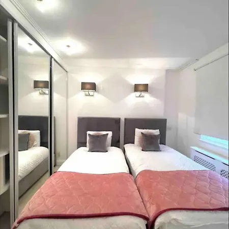 8 Beds House Apartment London