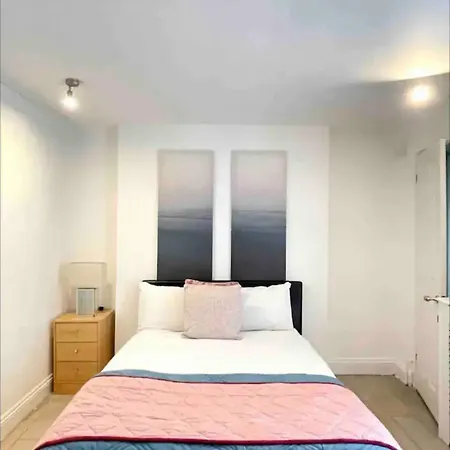 8 Beds House Apartment London