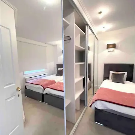 8 Beds House * London