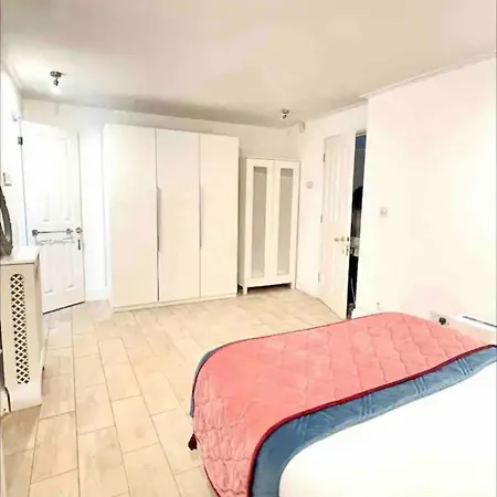 8 Beds House