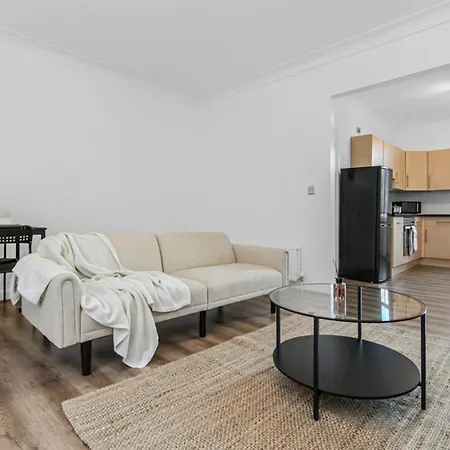 Excellent 2-bed Flat Near London