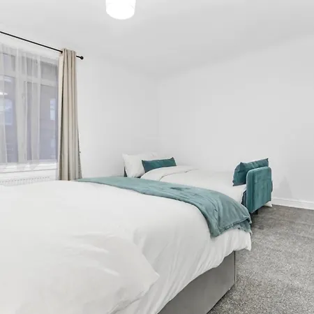 Excellent 2-bed Flat Near London