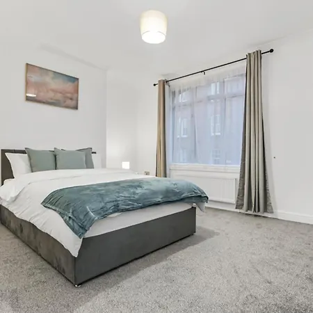 Excellent 2-bed Flat Near Apartment *
