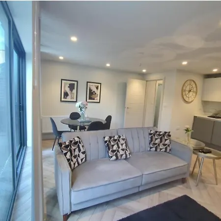 アパート Wimbledon Tennis 15 Mins Drv Modern & Stylish 3Bed Apt Family Haven Garden-Parking! レインズ・パーク