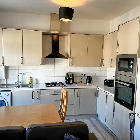 Stylish 3-bedroom Apartment Southall
