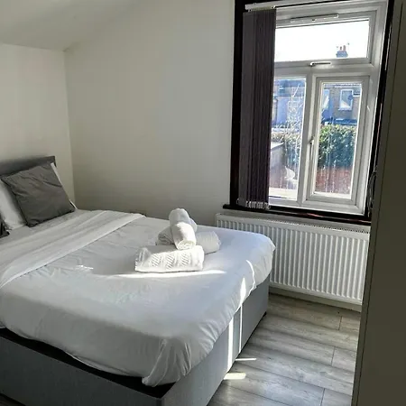 Apartment Stylish 3-bedroom Southall