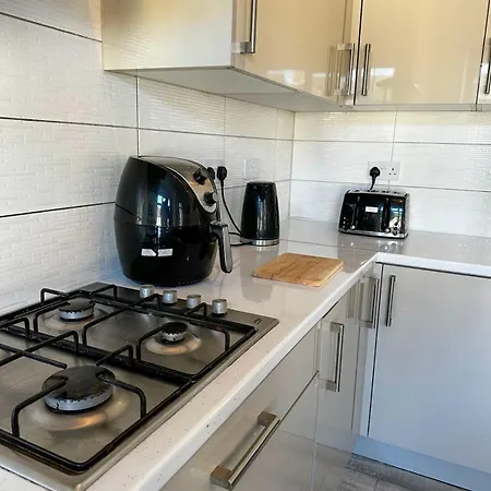 Stylish 3-bedroom Apartment *