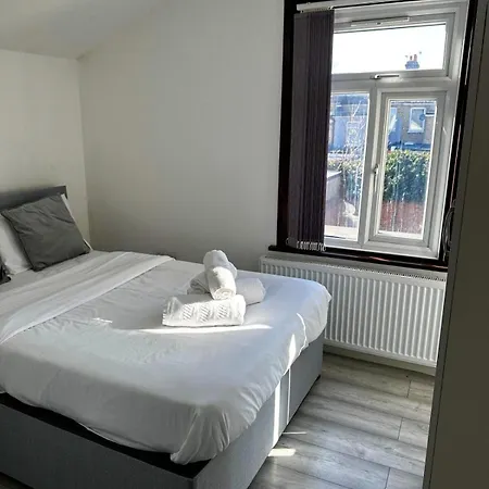 Stylish 3-bedroom Apartment Southall
