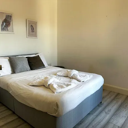 Apartment Stylish 3-bedroom Southall