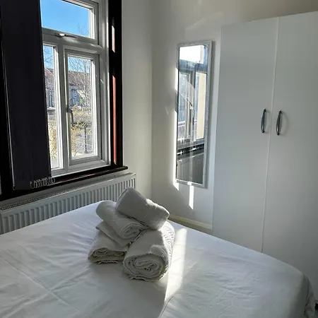 Apartment Stylish 3-bedroom Southall