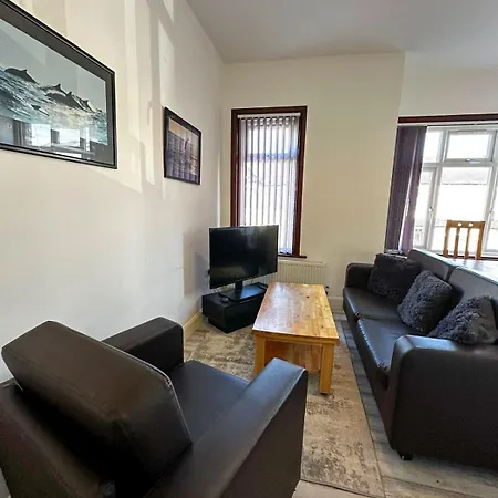 Stylish 3-bedroom * Southall