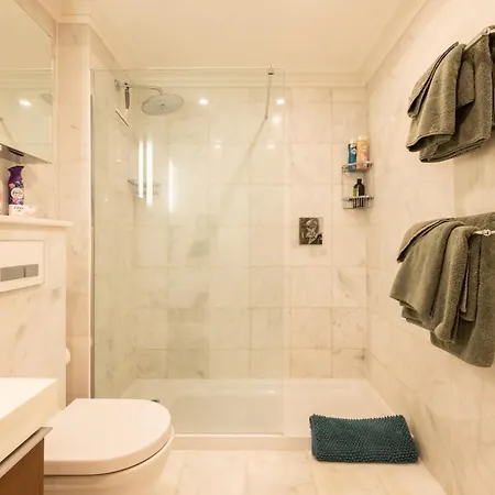 Large 4-bed 8-guests W Patio 1841 House Paddington Apartment *