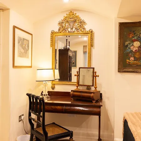 Large 4-bed 8-guests W Patio 1841 House Paddington Apartment London