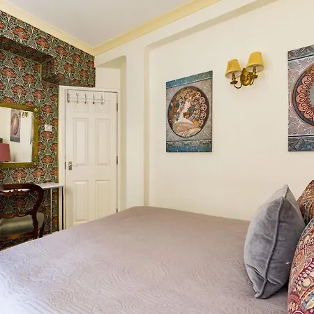 Mayfair 3-bed 5-guest Berkeley Square 1729 House * Londen