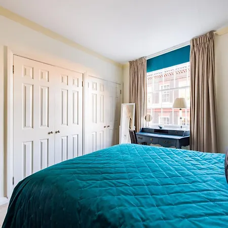 Mayfair 3-bed 5-guest Berkeley Square 1729 House * Londen
