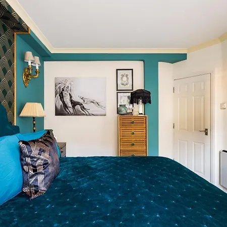 Mayfair 3-bed 5-guest Berkeley Square 1729 House *