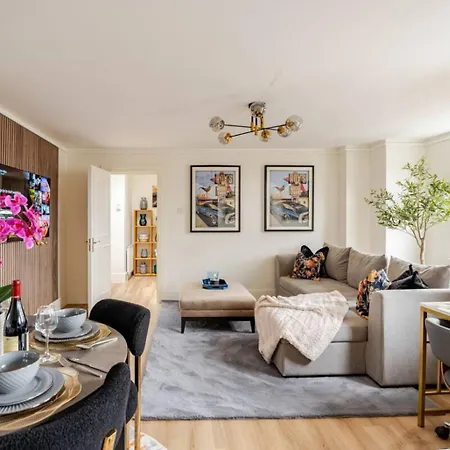 Floor Luxury Penthouse - Sleeps 6 *