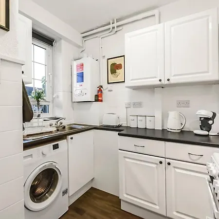Cosy Cityscape Two Bed London