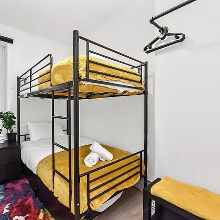 Apartment Cosy Cityscape Two Bed *