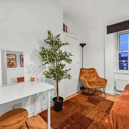 Cosy Cityscape Two Bed Apartment