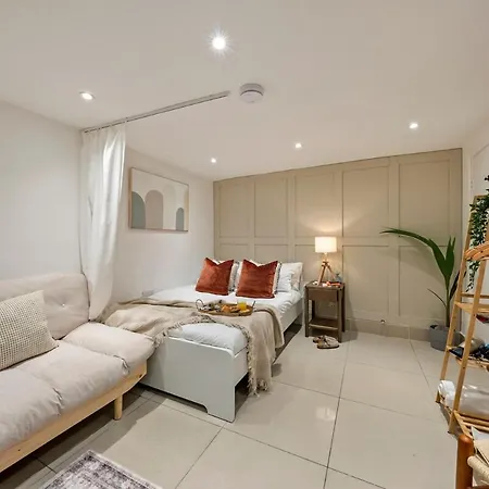 Chic Retreat In Little Venice Apartment London