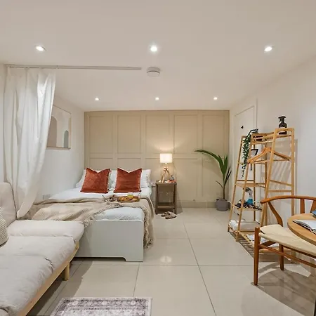 Chic Retreat In Little Venice דירה