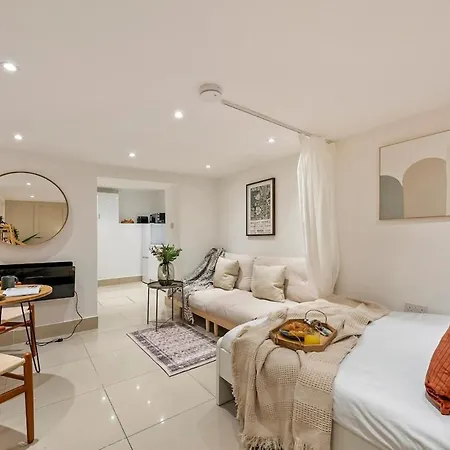 Chic Retreat In Little Venice Apartment London