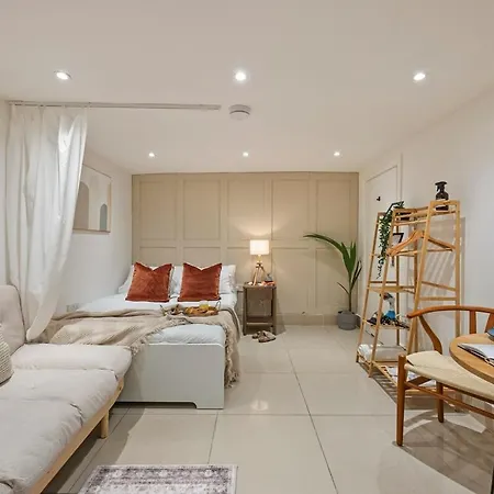 Chic Retreat In Little Venice London