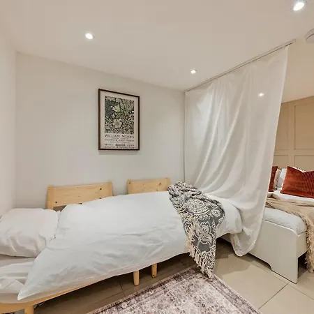 Chic Retreat In Little Venice Apartment London