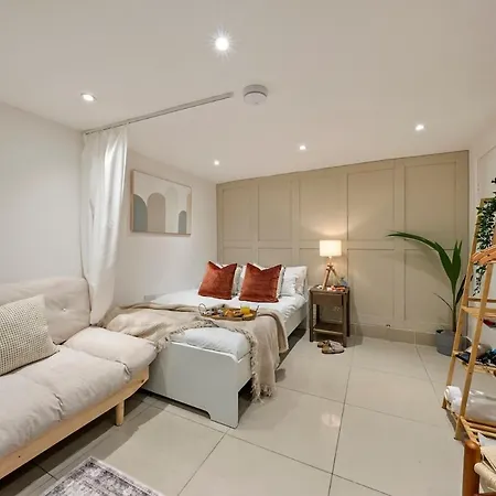 Chic Retreat In Little Venice דירה *