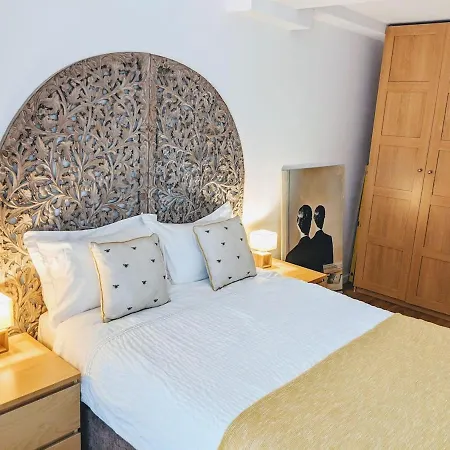 The London Bridge Secret Apartment *