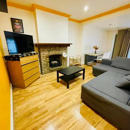 Modern 5-bed With Garden & Spectacular Views Holiday home